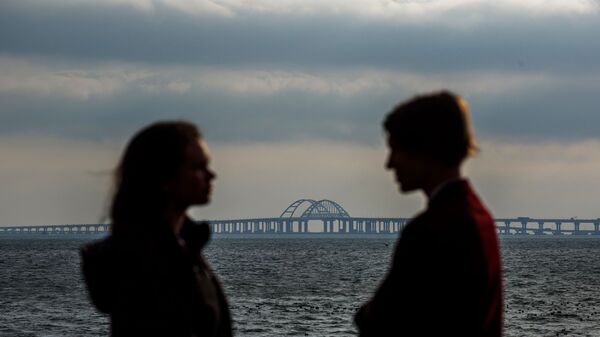 Молодые люди напротив Крымского моста