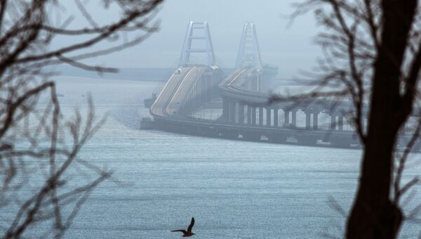 Вид на Крымский мост с Крымского полуострова