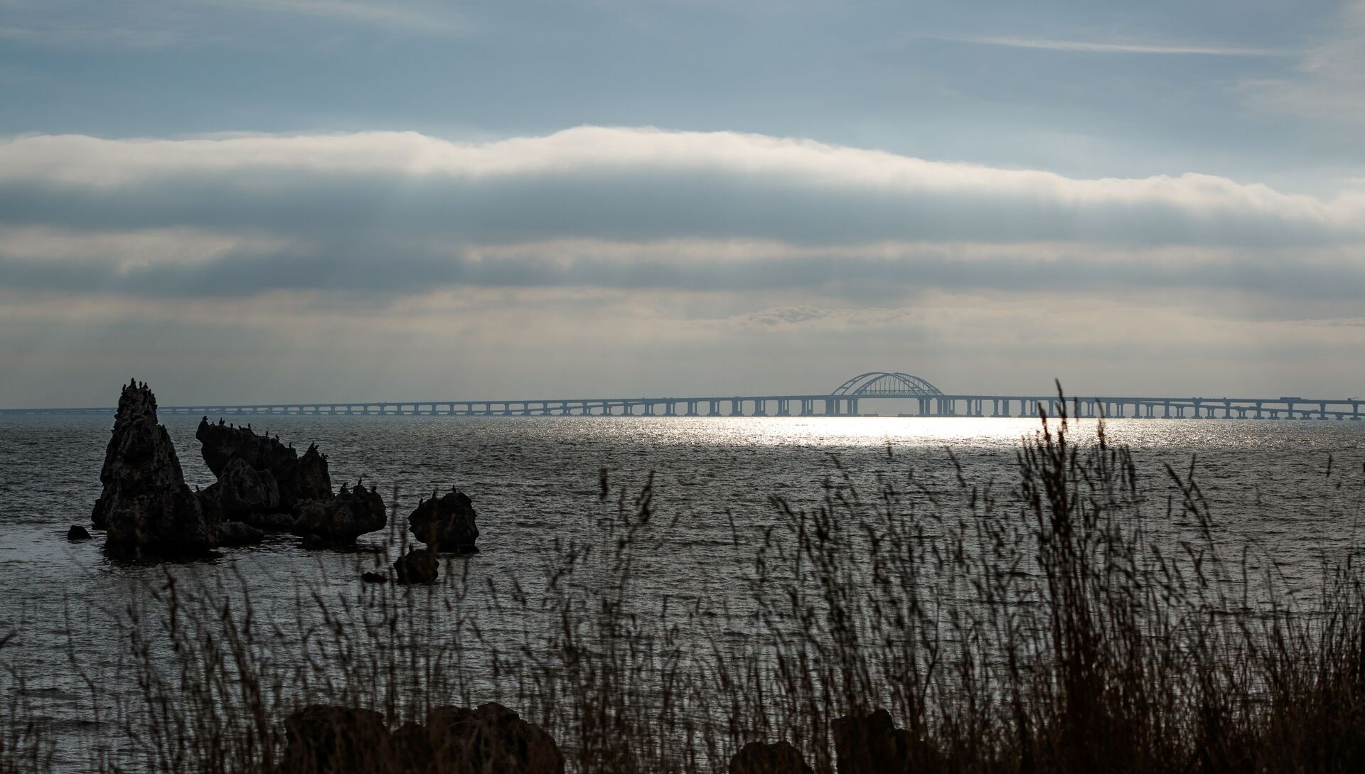 Вид на Крымский мост со стороны Керчи - РИА Новости, 1920, 07.02.2021