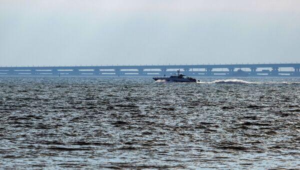 Патрульный катер проплывает мимо Крымского моста