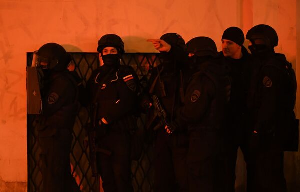 Сотрудники силовых структур у здания ФСБ на Лубянской площади в Москве, где произошла стрельба