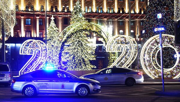 Автомобили полиции недалеко от здания ФСБ на Лубянской площади в Москве, где произошла стрельба