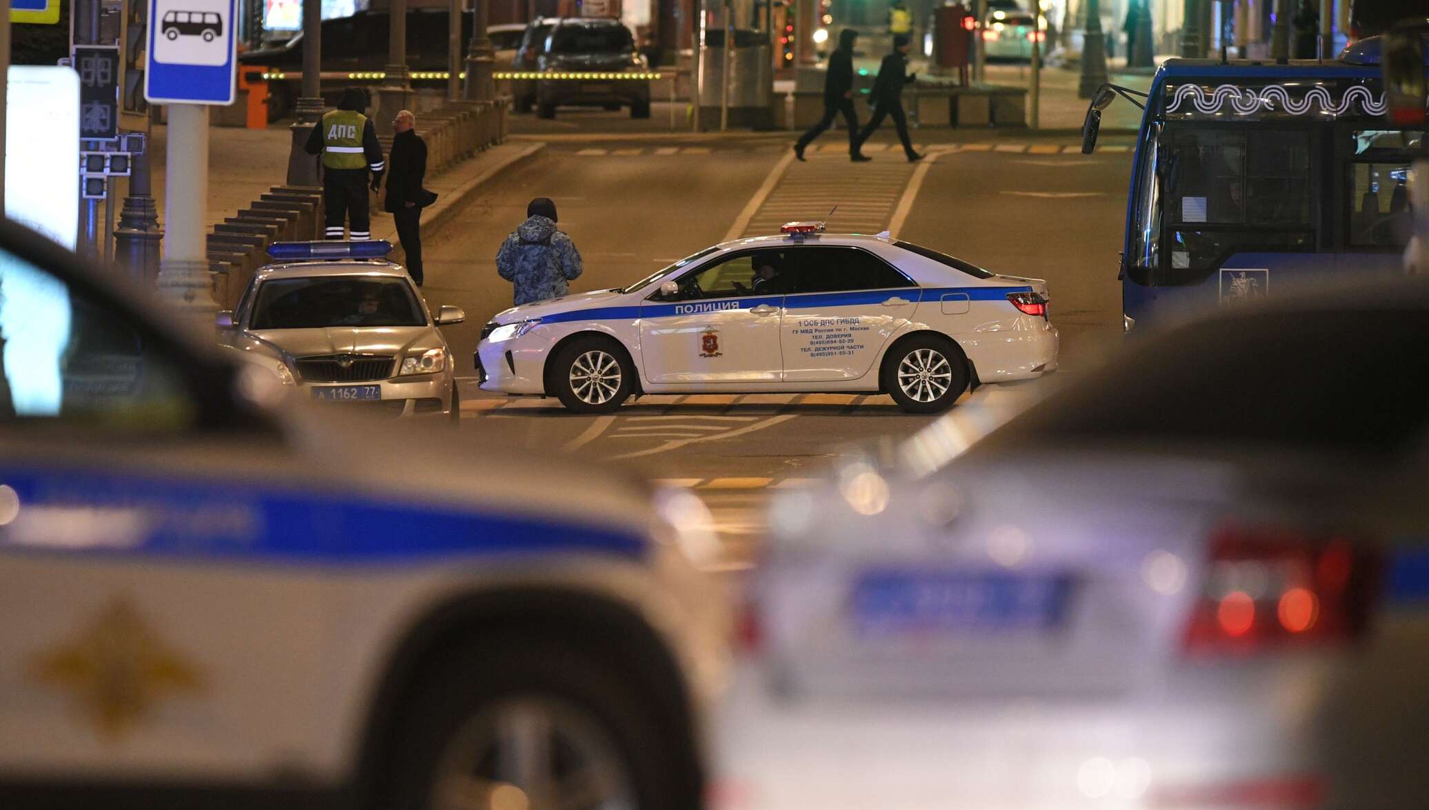 Что за стрельба в москве сейчас. Лубянка полиция перестрелка. Полицейские машины на Лубянке. Стрельба в Москве вчера видео.