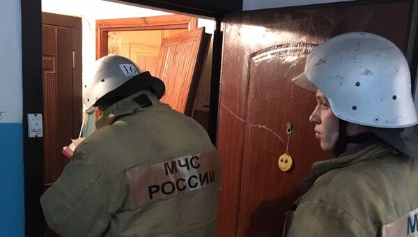 Спасатели МЧС открыли дверь квартиры, где были заблокированы двое детей