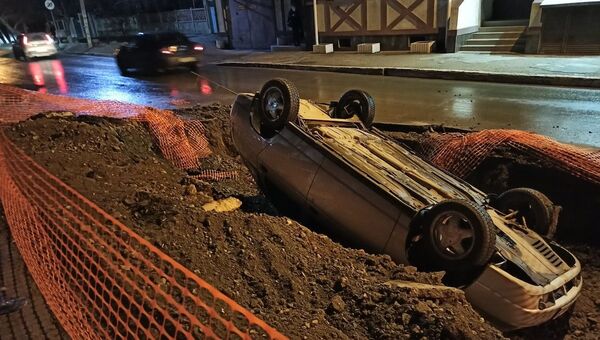 Машина перевернулась на крышу Машина перевернулась на крышу