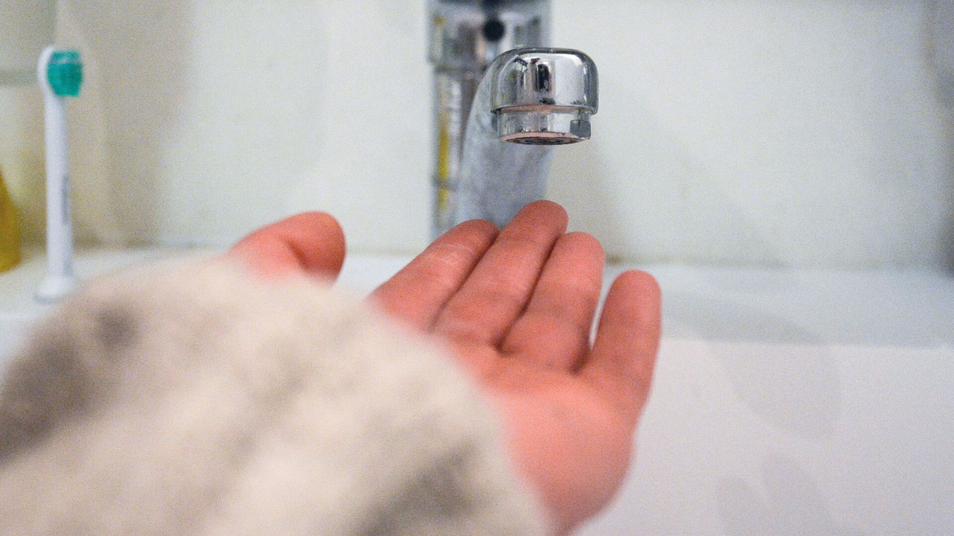 Кран в ванной комнате во время сезонного отключения горячей воды - РИА Новости, 1920, 04.12.2022