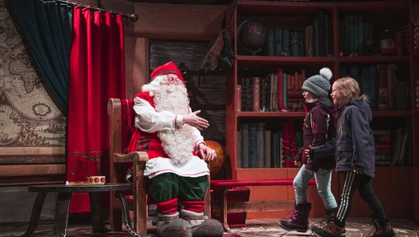 Санта Клаус встречает детей в своей резиденции в Лапландии 