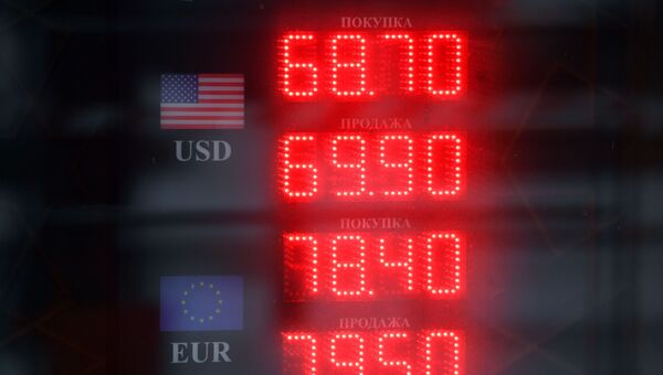 Табло курса обмена доллара, евро к рублю в Москве.