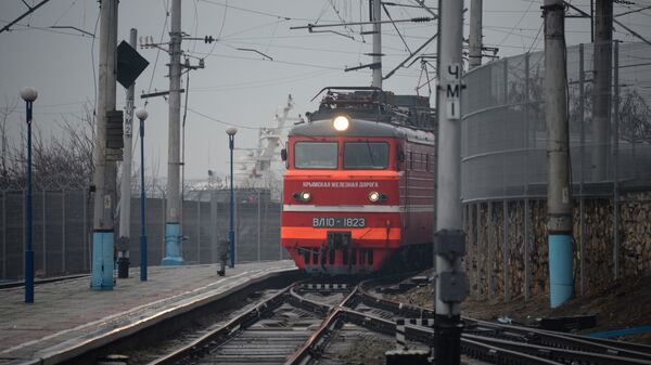 Первый поезд после пятилетнего перерыва прибывает в Севастополь