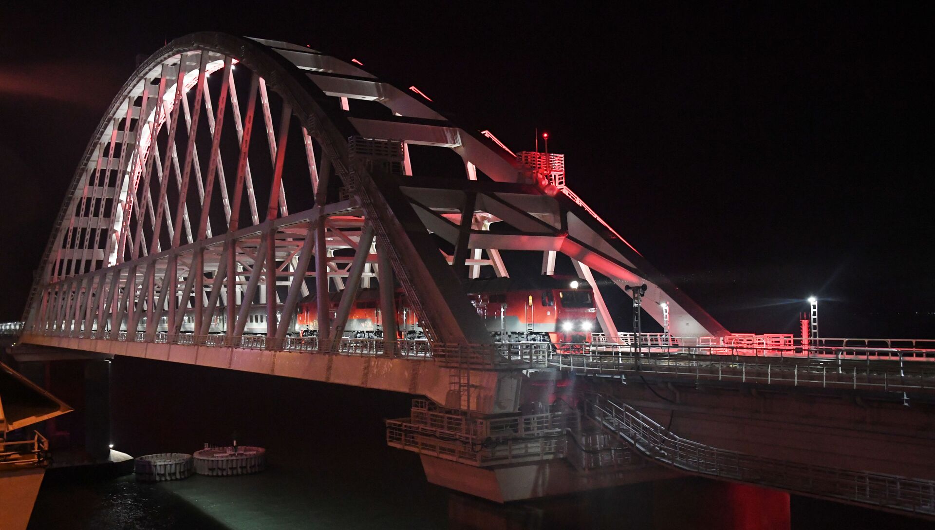 Первый пассажирский поезд пересекает Крымский мост, 25 декабря 2019 года - РИА Новости, 1920, 26.12.2019
