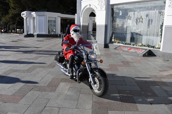 В Ялте прошел юбилейный Х парад Дедов Морозов