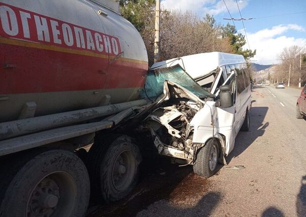 ДТП в Алуште с участием пассажирского микроавтобуса ДТП в Алуште с участием пассажирского микроавтобуса