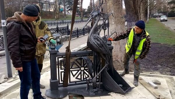 Установка памятника цапле Симе на набережной реки Салгир в Симферополе