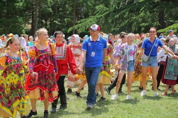 В рамках июльской смены «Мы разные – мы равные» «Артек» посетили 3470 детей из 76 стран мира и 79 субъектов Российской Федерации