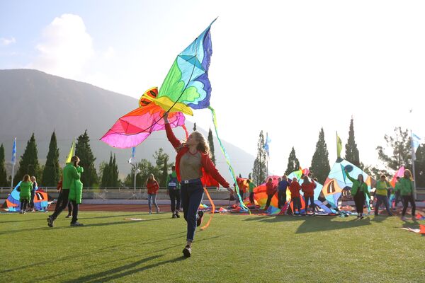 А в Международный день дружбы, в «Артеке» прошёл фестиваль воздушных змеев. Иностранные делегации вышли на центральный стадион в традиционных костюмах и с кайтами в виде национальных флагов.