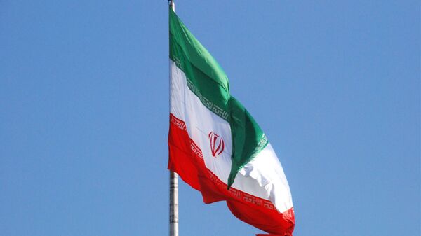 Флаг Ирана на одной из улиц Тегерана
