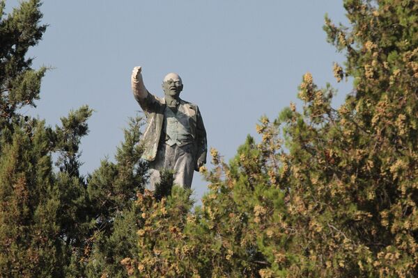 Вождь не устоял: от Ленина в Евпатории осталась груда камней - фото Вождь не устоял: от Ленина в Евпатории осталась груда камней - фото