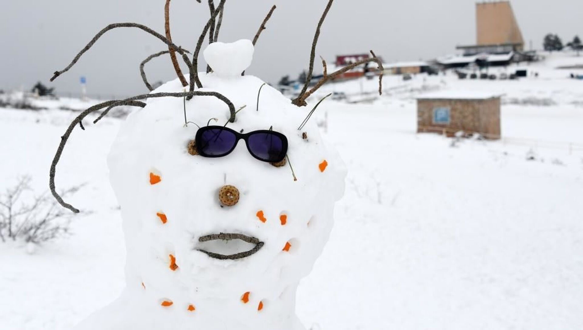 Местное снеготворчество: слепить снеговика в Крыму удается не во всякую зиму - РИА Новости, 1920, 21.11.2020