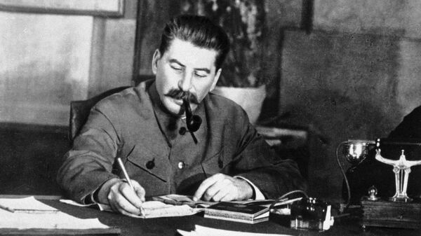 Иосиф  Сталин в рабочем кабинете.
