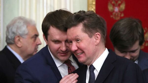 Председатель правления ПАО Газпром Алексей Миллер (справа) и министр экономического развития РФ Максим Орешкин