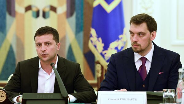 Президент Украины Владимир Зеленский (слева) и премьер-министр Украины Алексей Гончарук