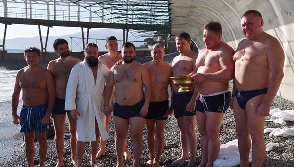 Глава ДНР и гости из ЛНР искупались в крещенском море в Крыму