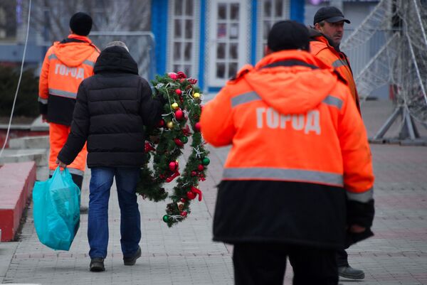Как в Симферополе разбирают главную елку Крыма - фото Как в Симферополе разбирают главную елку Крыма - фото