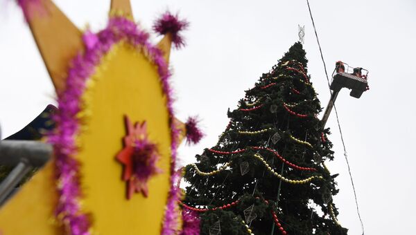 Демонтаж новогодней Ёлки в городе Симферополь