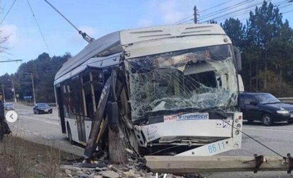 Троллейбус снес в столб на южнобережной трассе в Крыму