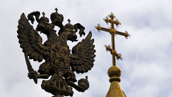 Герб России на фоне Спасо-Преображенского кафедрального собора