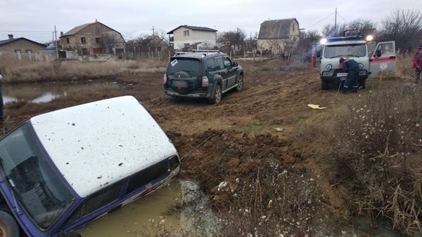 В Крыму Нива чуть не утонула в грязи - фото В Крыму Нива чуть не утонула в грязи - фото