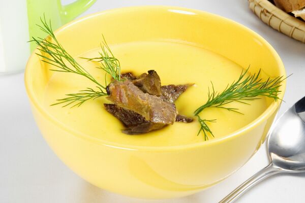 Желтый крем-суп в желтой тарелке