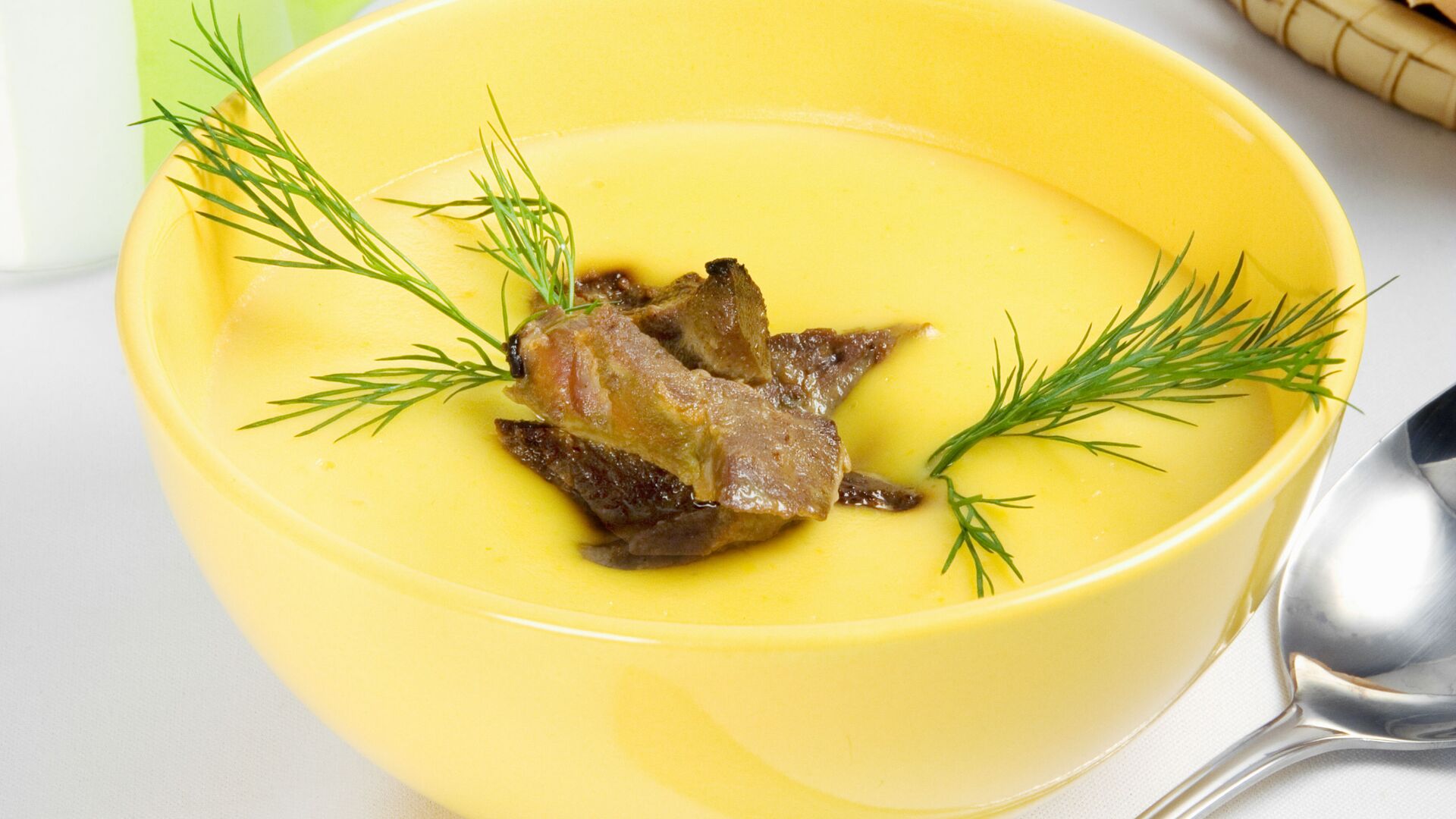 Желтый крем-суп в желтой тарелке - РИА Новости, 1920, 04.06.2023