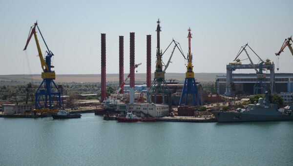Вид на судостроительный завод Залив в Керчи из вертолета.