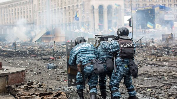 Сотрудники правоохранительных органов на площади Независимости в Киеве, где происходят столкновения митингующих и сотрудников милиции.