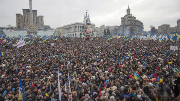 Участники акции сторонников евроинтеграции Украины День достоинства на площади Независимости в Киеве, декабрь 2013 года