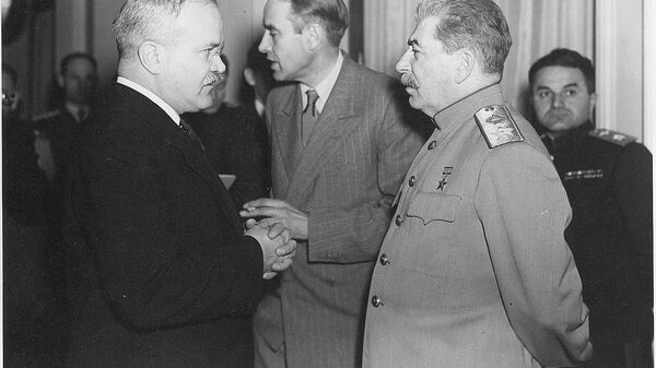 Иосиф Сталин, Вячеслав Молотов и посол США в СССР Уильям Гарриман в кулуарах Крымской конференции.  Ялта, февраль 1944 год