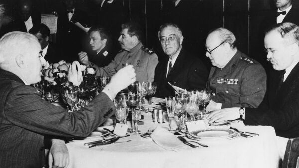 Иосиф Сталин, Франклин Д. Рузвельт и Уинстон Черчилль (слева направо, в центре стола). Ялта, февраль 1945 г.