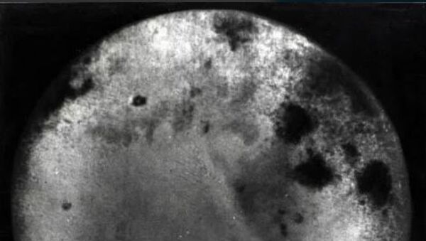 Один из первых фотоснимков обратной стороны Луны, сделанных советской станцией Луна-3. Архивное фото.