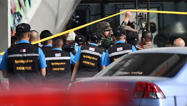 Полиция Таиланда готовится войти в торговый центр Terminal 21, где 9 февраля 2020 произошла стрельба