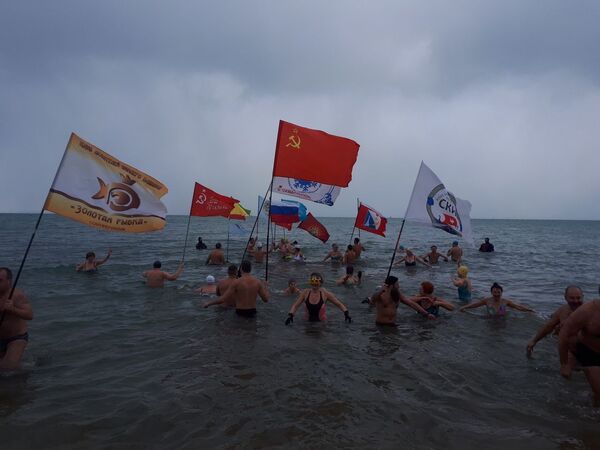 Когда мороз и снег не помеха: как моржи устроили заплыв в Феодосии Когда мороз и снег не помеха: как моржи устроили заплыв в Феодосии