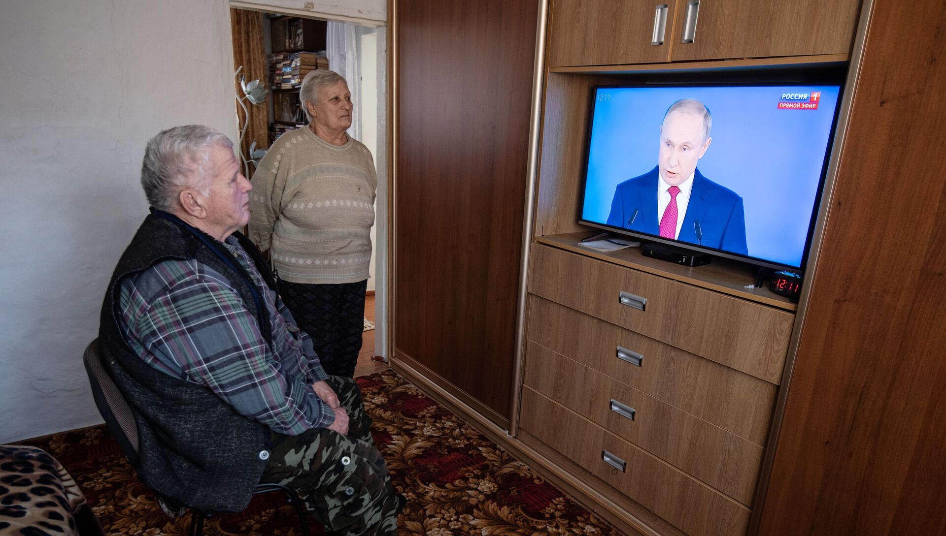 Пожилые люди смотрят телевизор - РИА Новости, 1920, 15.10.2020
