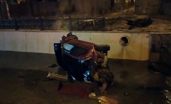 В Симферополе автомобиль упал в реку Салгир – фото В Симферополе автомобиль упал в реку Салгир – фото