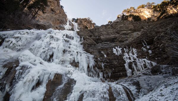 Замерзший водопад Учан-Су
