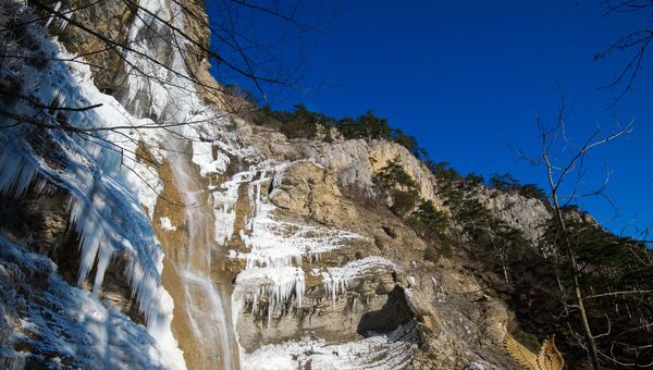 Замерзший стометровый водопад Учан-Су в Крыму