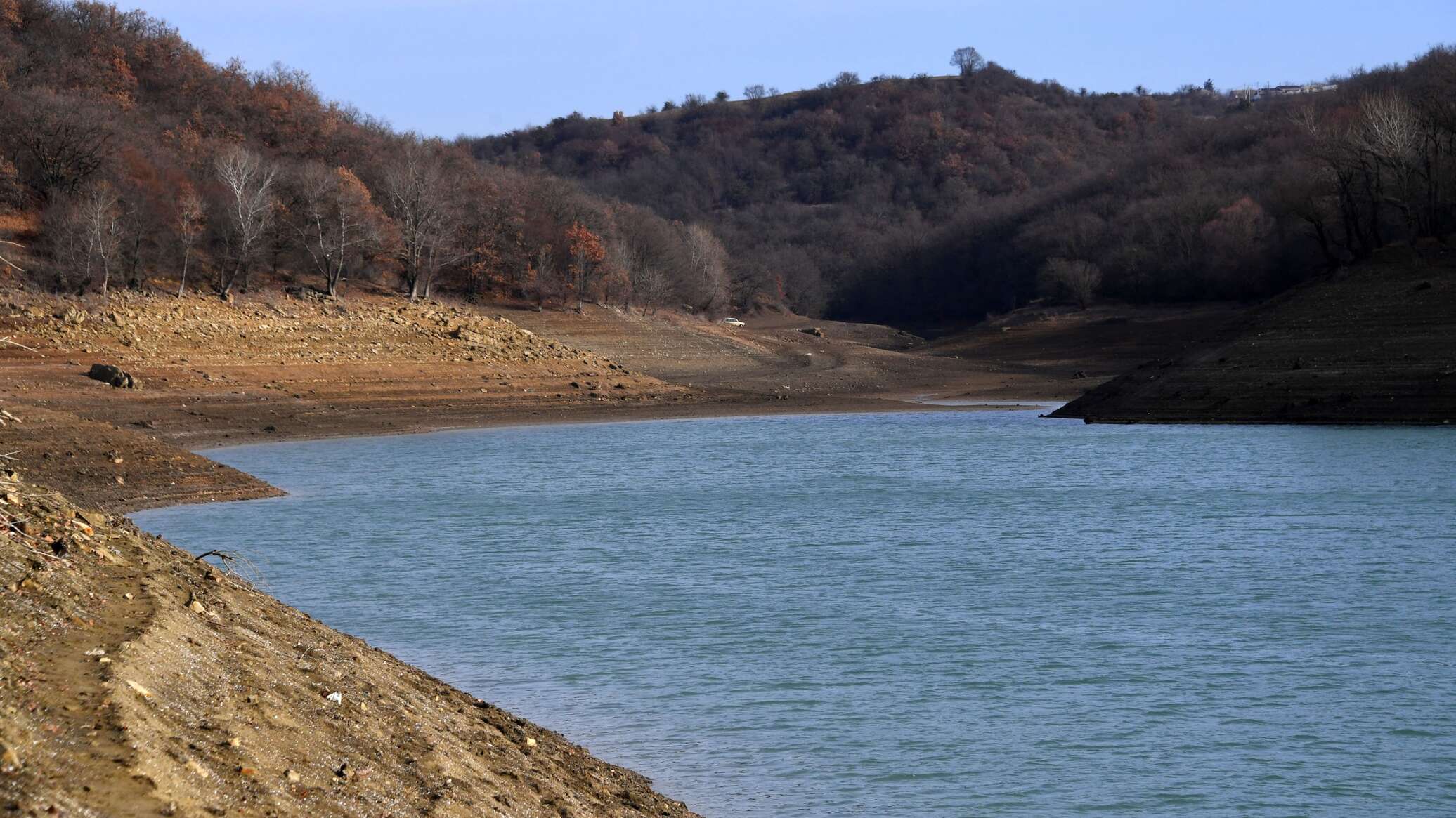 Крым вода в августе. Партизанское водохранилище Крым. Аянское водохранилище в Крыму.