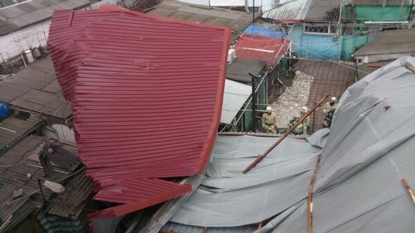 В Феодосии ветром сорвало крышу