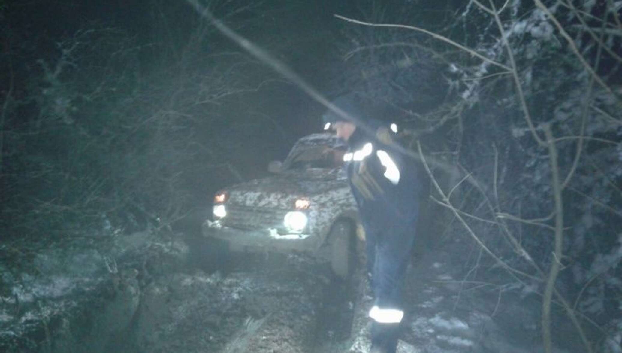 В Крыму двое человек на машине в горах увязли в грязи - РИА Новости Крым,  13.02.2020