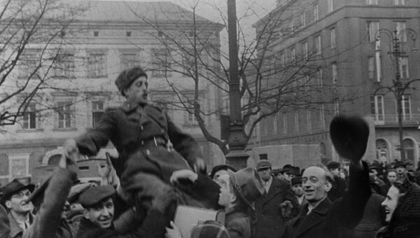 Жители освобожденного Кракова приветствуют советских солдат.
