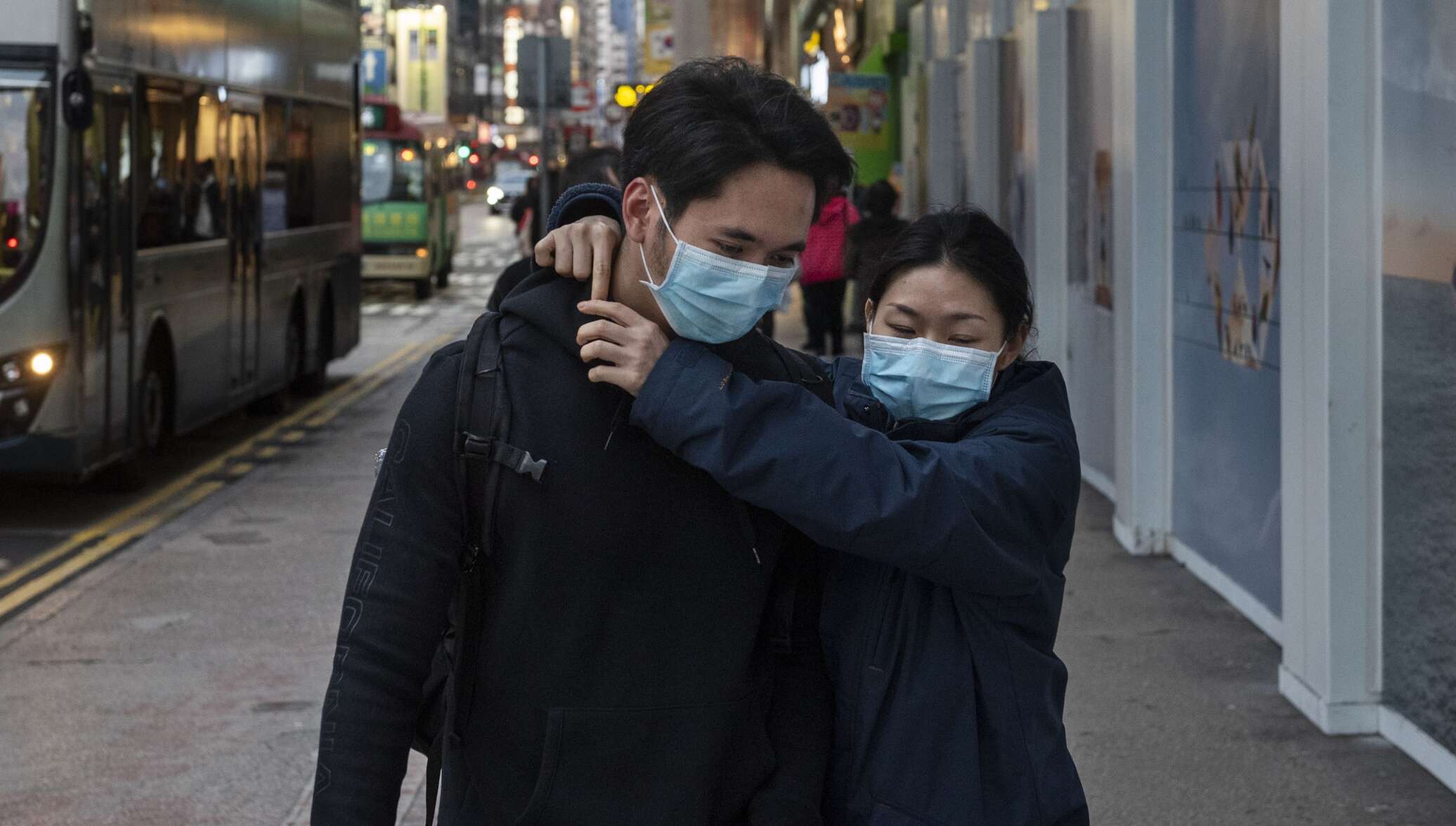 Мужчины умирают чаще. Холод в Гонконге аномальный.